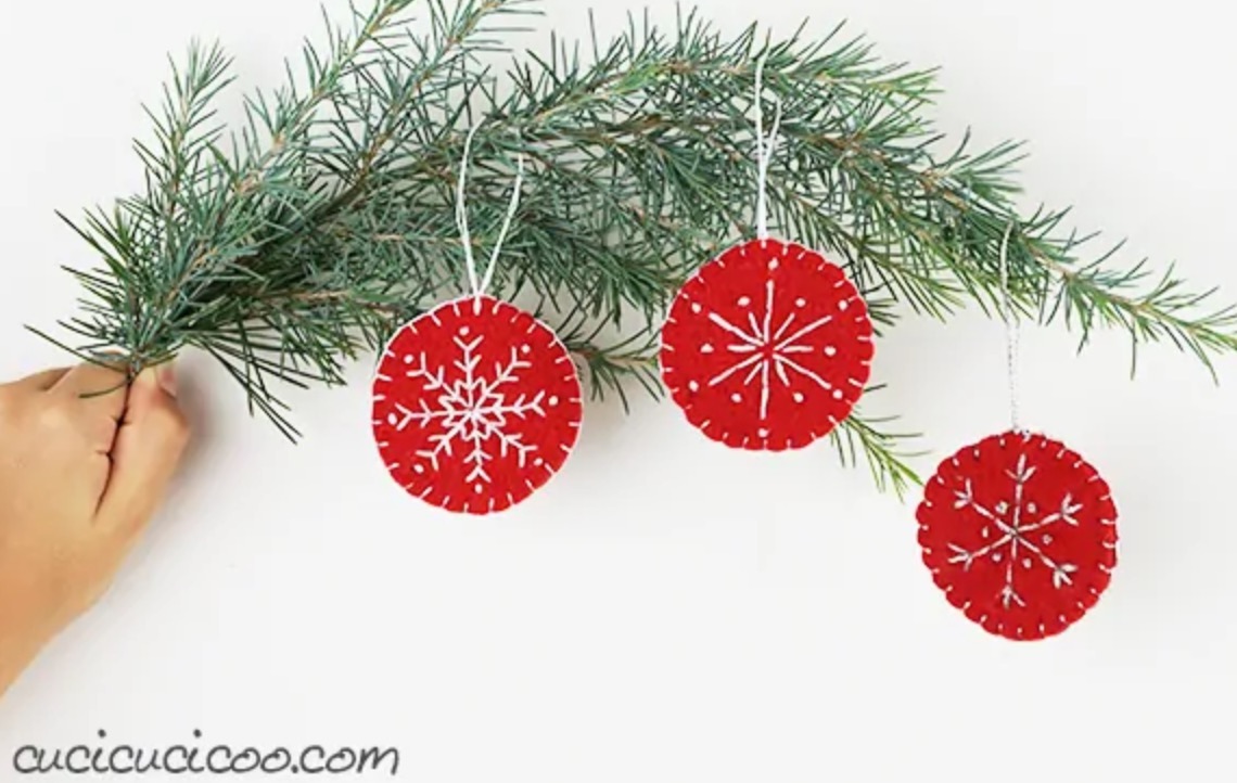 DIY Felt Christmas Ornaments to make for holiday crafts | DIY Felt Christmas Ornaments Patterns Free | easy diy felt christmas ornaments | how to make a felt christmas tree ornament | 25 Free Patterns for Felt Christmas Ornaments linked on the Six Clever Sisters blog!